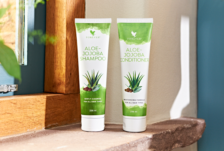 Aloe-Jojoba Shampoo & Conditioner med en eksklusiv formel som gjør håret ditt mykt, glansfullt og enkelt å style. 