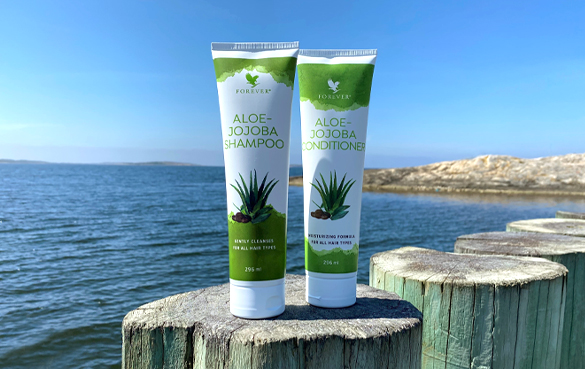 Aloe-Jojoba Shampoo & Conditioner med en eksklusiv formel som gjør håret ditt mykt, glansfullt og enkelt å style. 