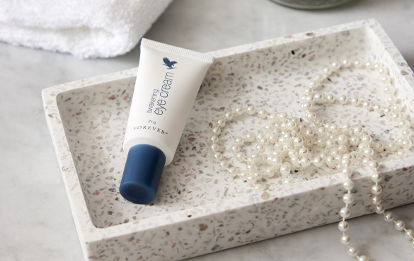 Awakening eye cream fra Forever Living Products. Gir en følelse av utjevning og oppstramming.