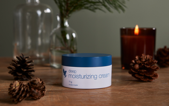 Fuktighet for vinterens hudpleie – deep moisturizing cream med macadamianøtt- og solsikkeolje, furubarkekstrakt og vår egen Aloe vera. 