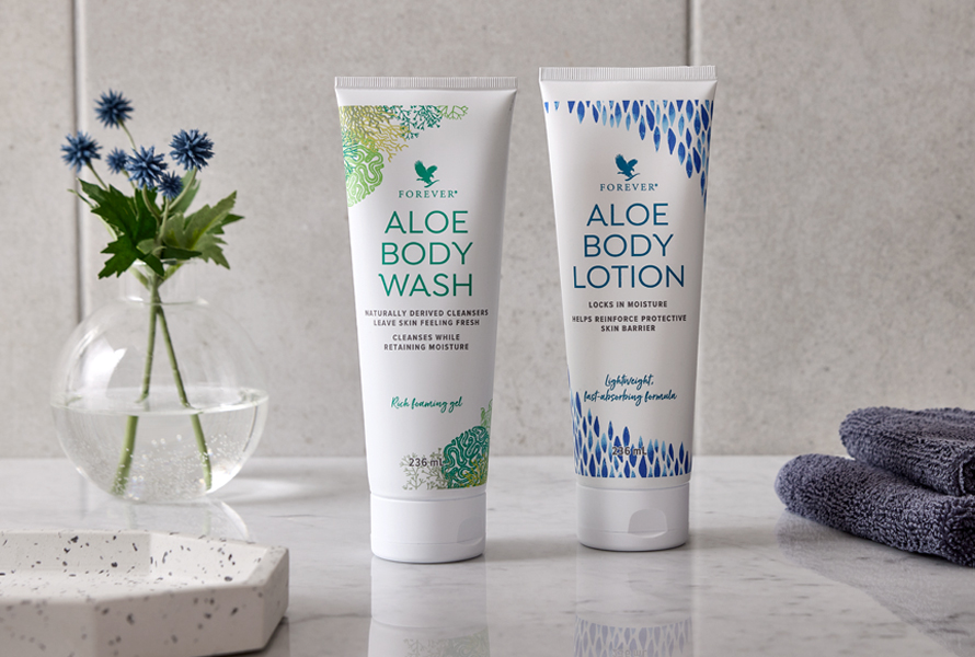 Aloe Body Wash rengjør hele kroppen uten å tørke ut, og Aloe Body Lotion holder på fuktigheten samtidig som den beskytter og styrker. 